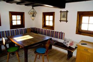 una sala da pranzo con tavolo e sedie in legno di Ruphäusl a Ramsau am Dachstein