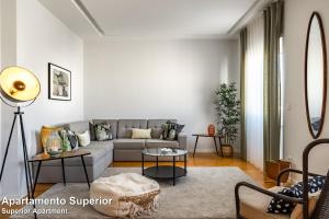 een woonkamer met een bank en een tafel bij Akicity Amoreiras Sky in Lissabon