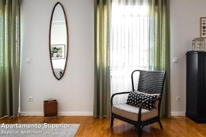 una silla sentada en una habitación con espejo en Akicity Amoreiras Sky, en Lisboa