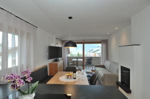TV a/nebo společenská místnost v ubytování Apartments Helga