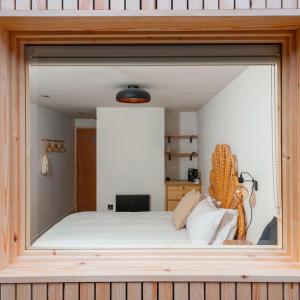 een slaapkamer met een groot raam met een bed erin bij CoalShed in Bristol