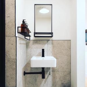 CoalShed في بريستول: حمام مع حوض أبيض ومرآة