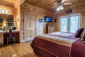 um quarto com uma cama e um lavatório numa cabina em Kozy Bear Kabin em Sevierville