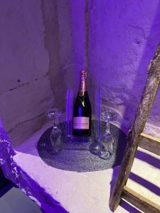 butelka wina na stole z kieliszkami w obiekcie SiricyAus Luxury Room w mieście Ragusa +10 zdjęć