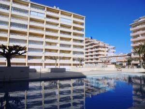 ペニスコラにあるResidencial Peñiscola Azahar 4/6 LEKの大きなアパートメントで、目の前にプールがあります。