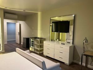 ASPIRE INN & SUITES Orange的电视和/或娱乐中心