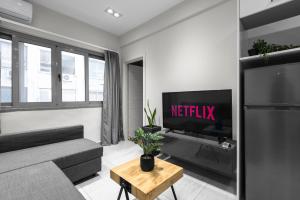 Televízia a/alebo spoločenská miestnosť v ubytovaní Aelia Apartments, The Luxury Suites