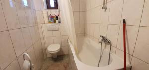 Koupelna v ubytování Outletcity Ferienwohnung - Apartment 4 + 21 fotografií