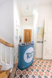 aoyer with a tpod trash can in the middle of a room at TOP Coimbra in Coimbra