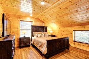 Tempat tidur dalam kamar di Black Bear Lodge