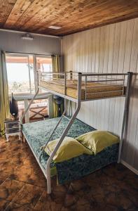 מיטה או מיטות קומותיים בחדר ב-La Kaz Fleur Vanille