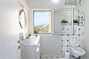 Bilik mandi di Magic on the sea-suites with a private jacuzzi and a private sea view