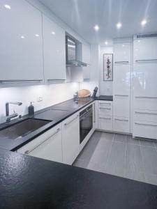 Kuchyň nebo kuchyňský kout v ubytování Designer Küche - Südbalkon - TG-Stellplatz - WLAN
