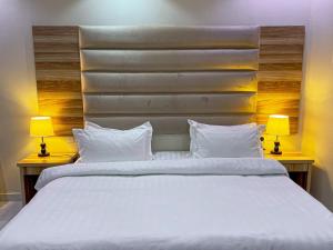 سرير أو أسرّة في غرفة في فندق دريم أملج