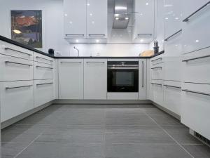 Kuchyň nebo kuchyňský kout v ubytování Designer Küche - Südbalkon - TG-Stellplatz - WLAN