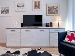 TV a/nebo společenská místnost v ubytování Designer Küche - Südbalkon - TG-Stellplatz - WLAN