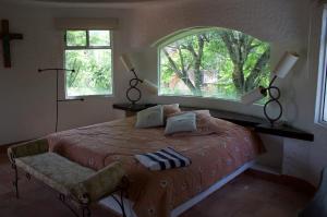 Ένα ή περισσότερα κρεβάτια σε δωμάτιο στο Villa Coiros ECOFRIENDLY suites & villas +105 φωτογραφίες