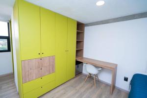 a bedroom with yellow cabinets and a desk at +MS +Loft Coworking +Vigilancia 24hrs +Internet y Amenities 408 in Laborcillas