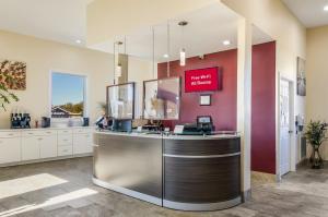 Лобби или стойка регистрации в Red Roof Inn Madison Heights, VA