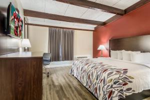 Кровать или кровати в номере Red Roof Inn Madison Heights, VA