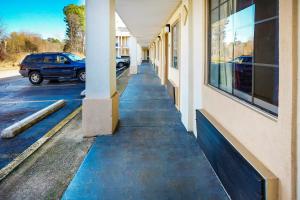 un trottoir à l'extérieur d'un bâtiment à côté d'un parking dans l'établissement OYO Hotel Jackson South I-55, à Jackson