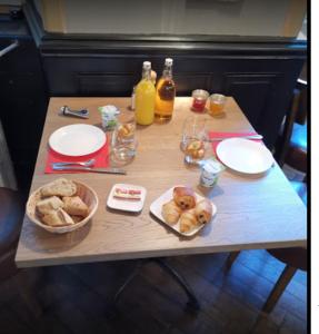 una mesa con platos de comida y bebidas. en Château de La Pomarède en La Pomarède