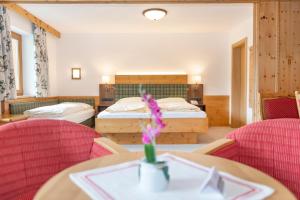 Łóżko lub łóżka w pokoju w obiekcie Landhotel Tirolerhof - Wildschönau - PREMIUM Card im Sommer