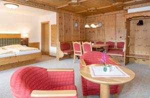Łóżko lub łóżka w pokoju w obiekcie Landhotel Tirolerhof - Wildschönau - PREMIUM Card im Sommer