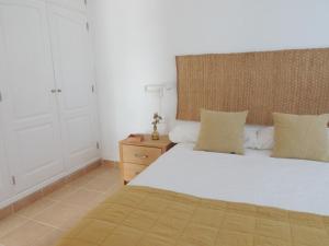 A bed or beds in a room at COZY, Beach House , by MAHBOVILLAS
