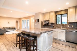 Η κουζίνα ή μικρή κουζίνα στο Cozy home for families with game room & playground