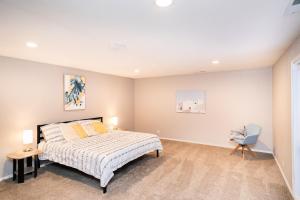 Ένα ή περισσότερα κρεβάτια σε δωμάτιο στο Cozy home for families with game room & playground