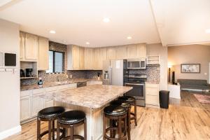Η κουζίνα ή μικρή κουζίνα στο Cozy home for families with game room & playground +22 φωτογραφίες