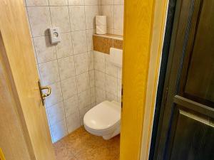 A bathroom at Pension Alpin