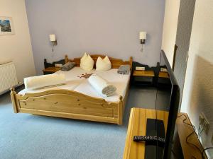 A bed or beds in a room at Pension Alpin