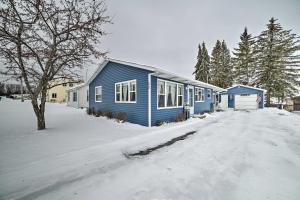 Cozy Houghton Lake Heights Cottage with Private Yard að vetri til