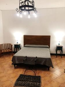 薩爾塔的住宿－Petit Deluxe Salta，一间卧室配有一张床、两张桌子和两盏灯。
