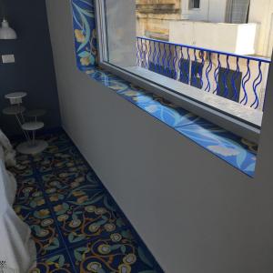 Zimmer mit einem Fenster und Fliesenboden in der Unterkunft Casa Costiera in Porto Cesareo