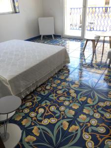ein Schlafzimmer mit einem Bett und einer farbenfrohen Etage in der Unterkunft Casa Costiera in Porto Cesareo