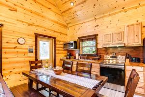 - une cuisine en bois avec une table en bois dans une cabine dans l'établissement Music Row Cabin, à Starkeytown
