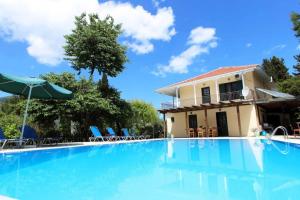 Yénion的住宿－Villa Nefeli，房屋前的游泳池