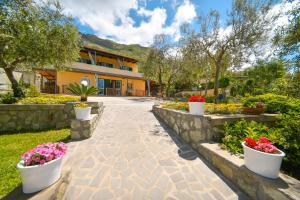 伊斯基亞的住宿－Villa Pietra Verde，院子内种满花盆的走道