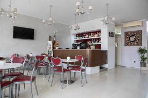 TV a/nebo společenská místnost v ubytování Hotel Perla Dello Ionio