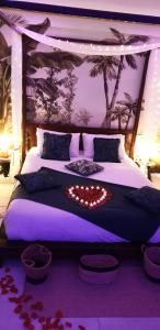 En eller flere senge i et værelse på Gîtes Mas des rochers - Romance tropicale avec Spa + 15 billeder