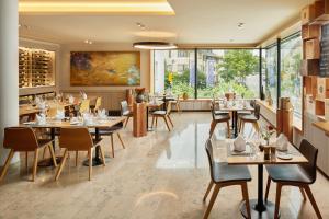 un ristorante con tavoli, sedie e finestre di Gasthof Mühle ad Aesch