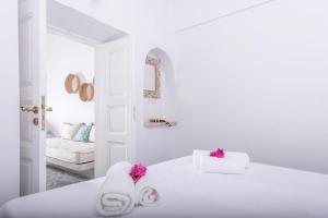 Postel nebo postele na pokoji v ubytování Angels Villa Santorini + 37 fotografií