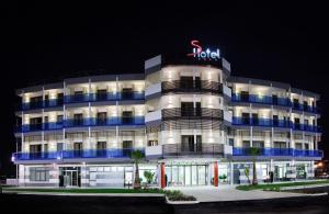 圣焦万尼泰亚蒂诺S酒店的一座酒店大楼，楼顶有招牌