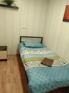 モスクワにあるRussland hostelの小さなベッドルーム(財布付きのベッド付)