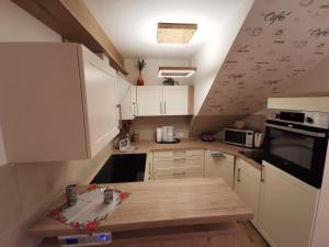 Kuchyň nebo kuchyňský kout v ubytování Ferienwohnung und Pension Gürtler