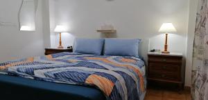 イコー・デ・ロス・ビノスにあるLos Geranios n.25のベッドルーム1室(青いベッド1台、ランプ2つ付)