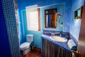 bagno blu con servizi igienici e lavandino di Casa Luna ad Agaete